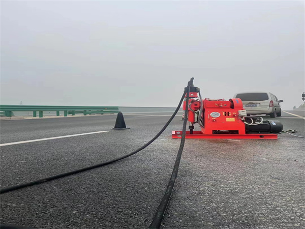 类乌齐马路路基路面开裂下沉注浆加固灌浆